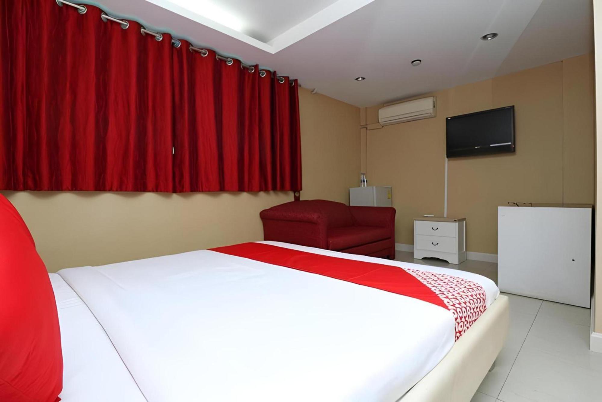 OYO 102 Diamond Residence Silom Banguecoque Exterior foto