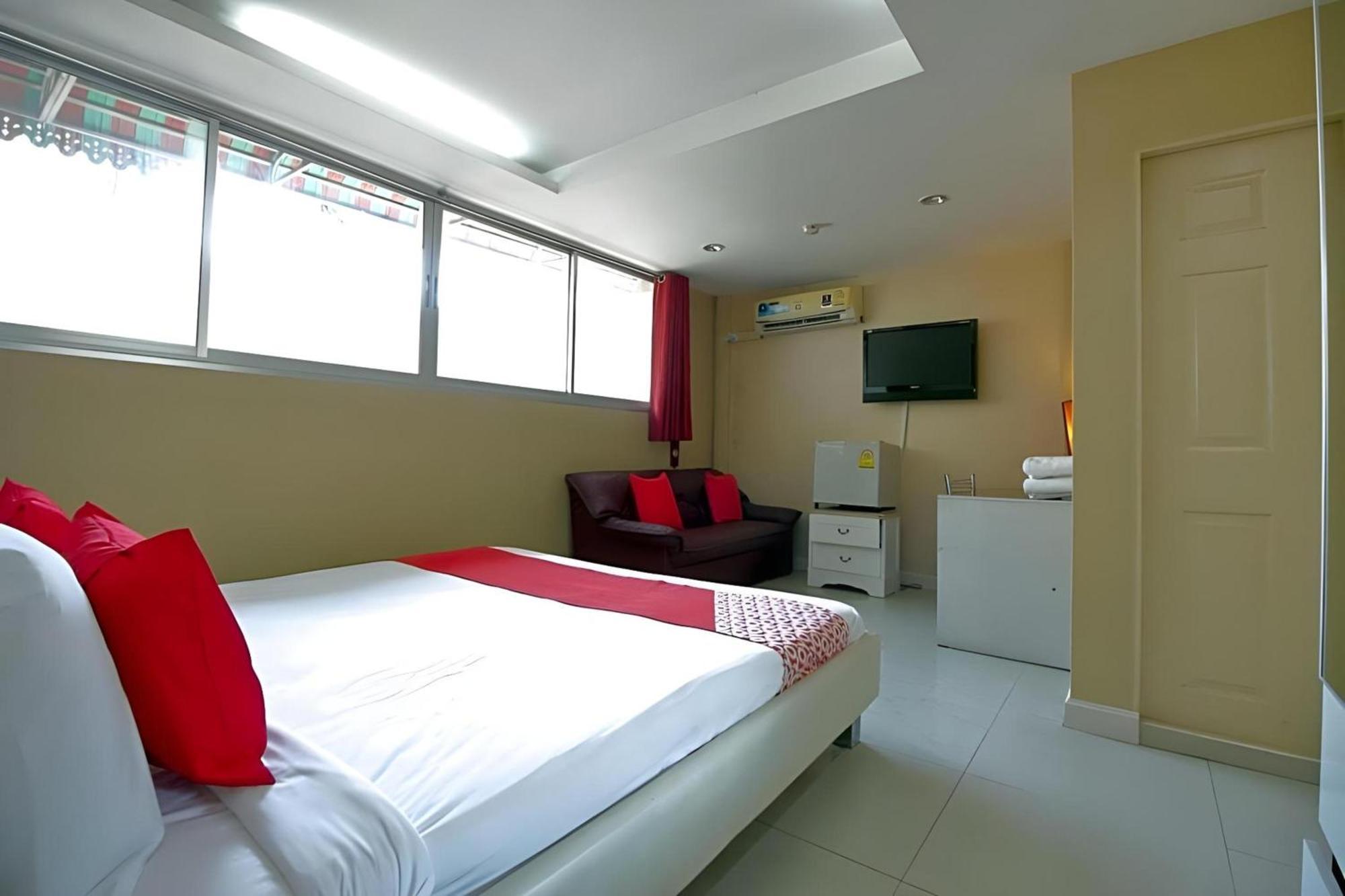 OYO 102 Diamond Residence Silom Banguecoque Exterior foto