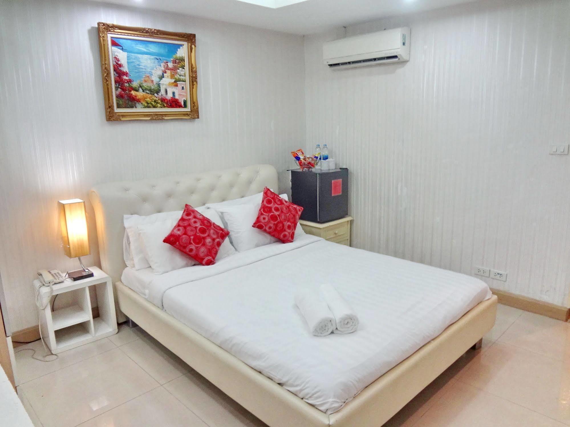 OYO 102 Diamond Residence Silom Banguecoque Exterior foto